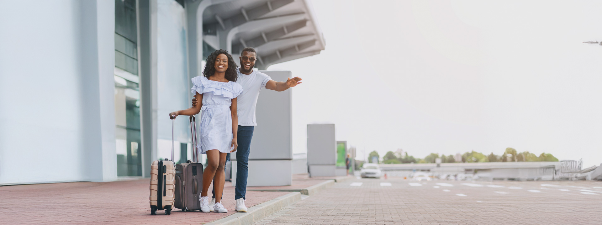 Pareja en aeropuerto internacional de Cancun con servicio de Taxi Flex Eco Taxi