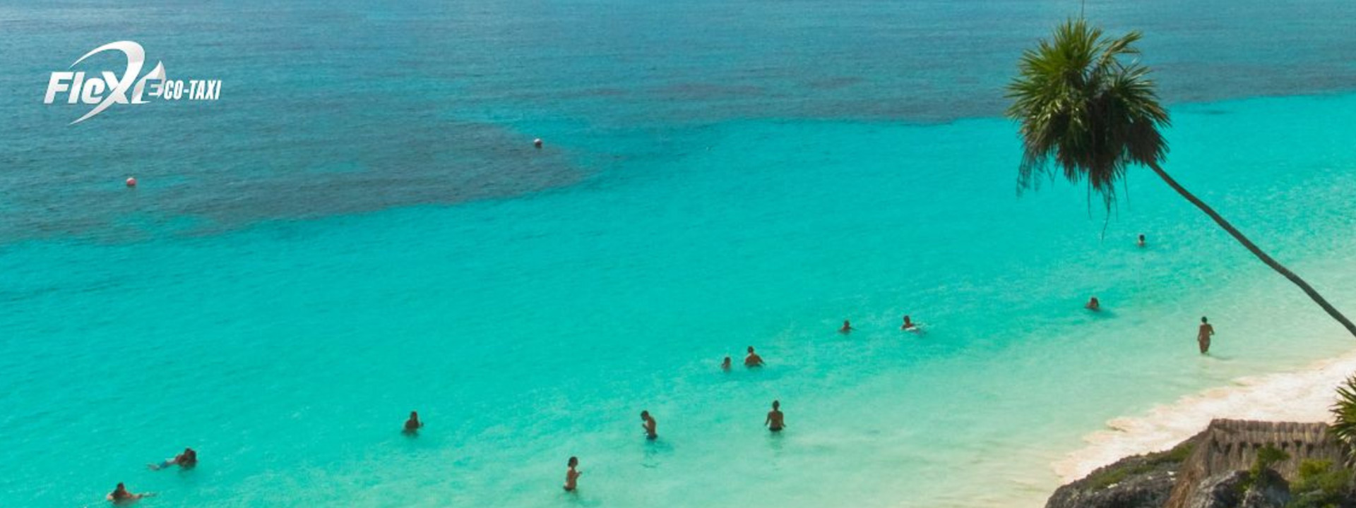 Vista tranquila de las aguas azul cristalino en una playa de Tulum, perfecta para un descanso junto al mar. Llega sin esfuerzo con Flex Eco Taxi para una experiencia libre de estrés.