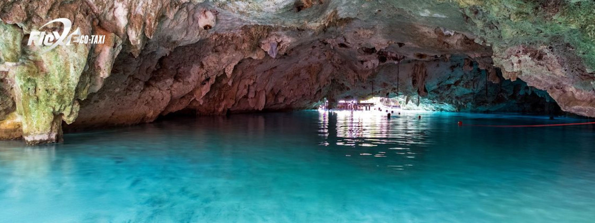 Aguas cristalinas de un cenote cerca de Tulum, perfectas para nadar y hacer snorkel. Explora esta maravilla natural con acceso fácil proporcionado por Flex Eco Taxi.