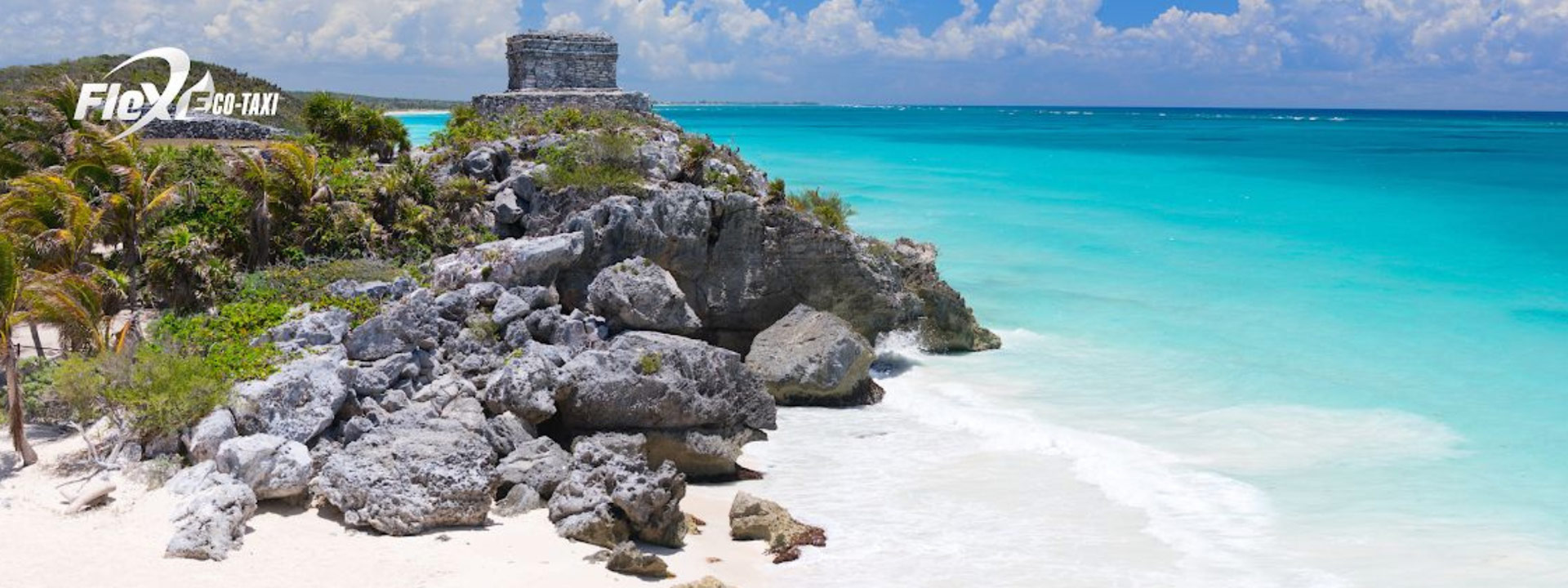 Impresionante vista de las Ruinas de Tulum con el mar turquesa del Caribe de fondo, un sitio histórico imperdible en México. Llega cómodamente con Flex Eco Taxi para una experiencia sin complicaciones.