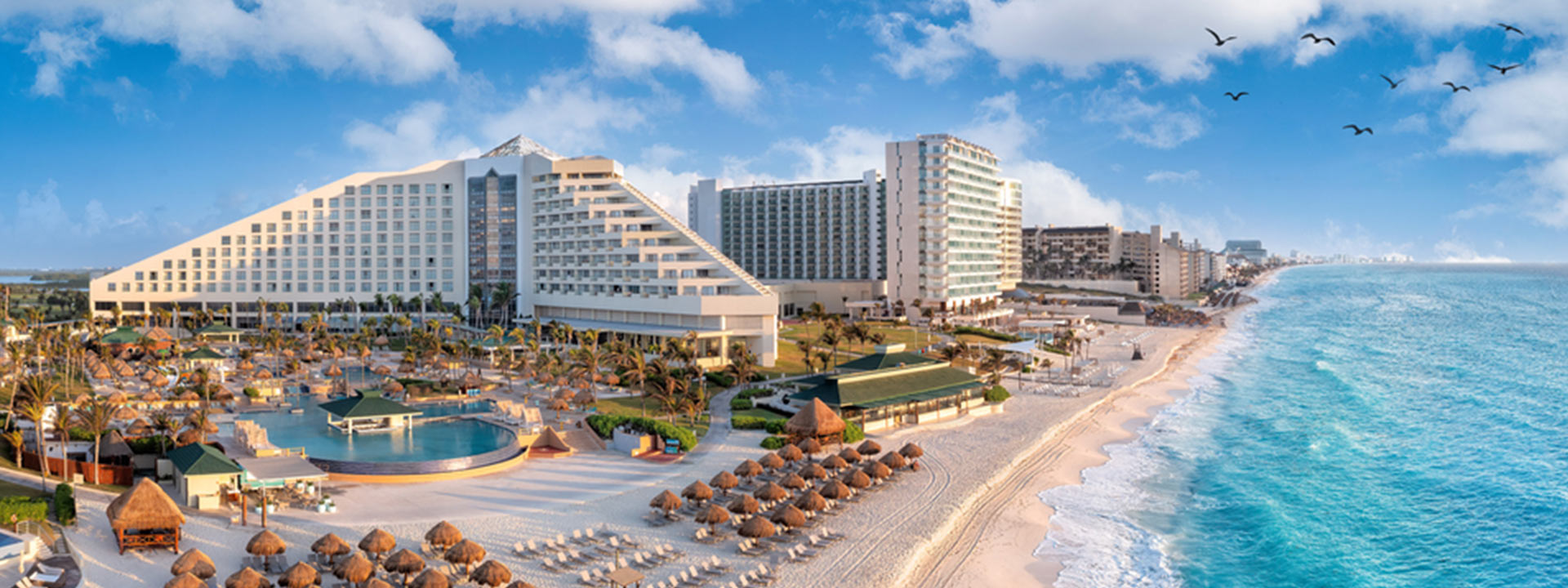 Panorámica de la Zona Hotelera de Cancún, con playas de arena blanca, aguas turquesas y modernos resorts frente al Caribe Mexicano. El destino ideal para unas vacaciones inolvidables.