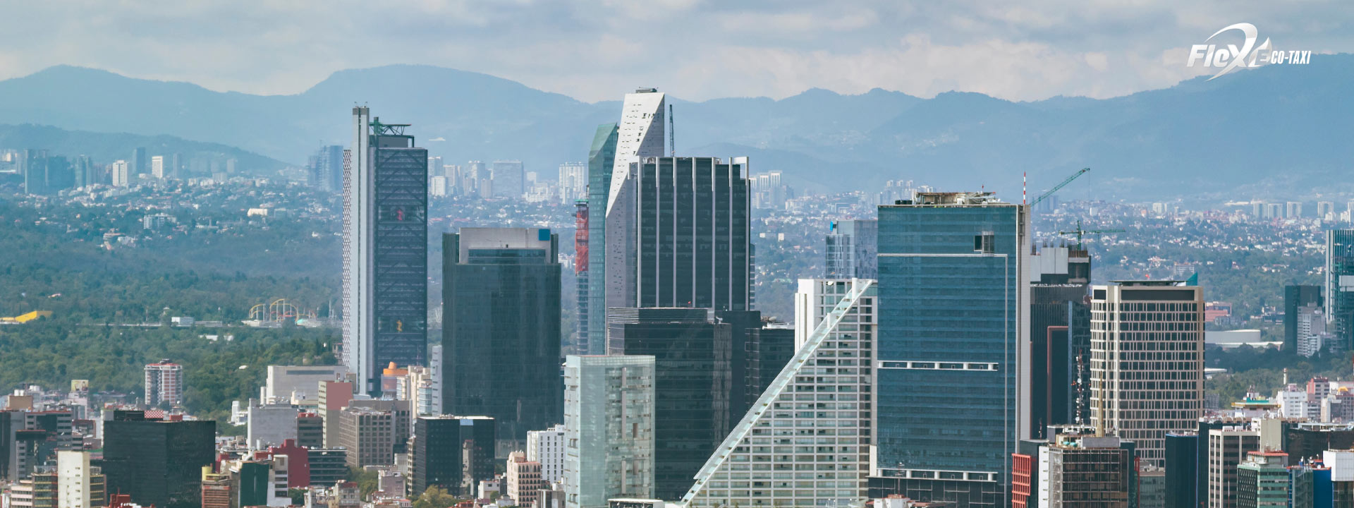 Vista panorámica de la Ciudad de México, destacando su vibrante mezcla de arquitectura moderna y tradicional. Perfecto punto de inicio para explorar la capital con Flex Eco Taxi