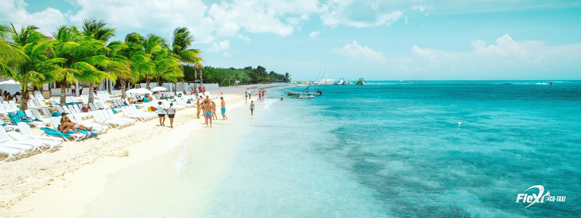 Agua cristalina y turquesa con arena blanca en la playa de Cozumel, bajo un cielo azul vibrante y una atmósfera tranquila y serena.