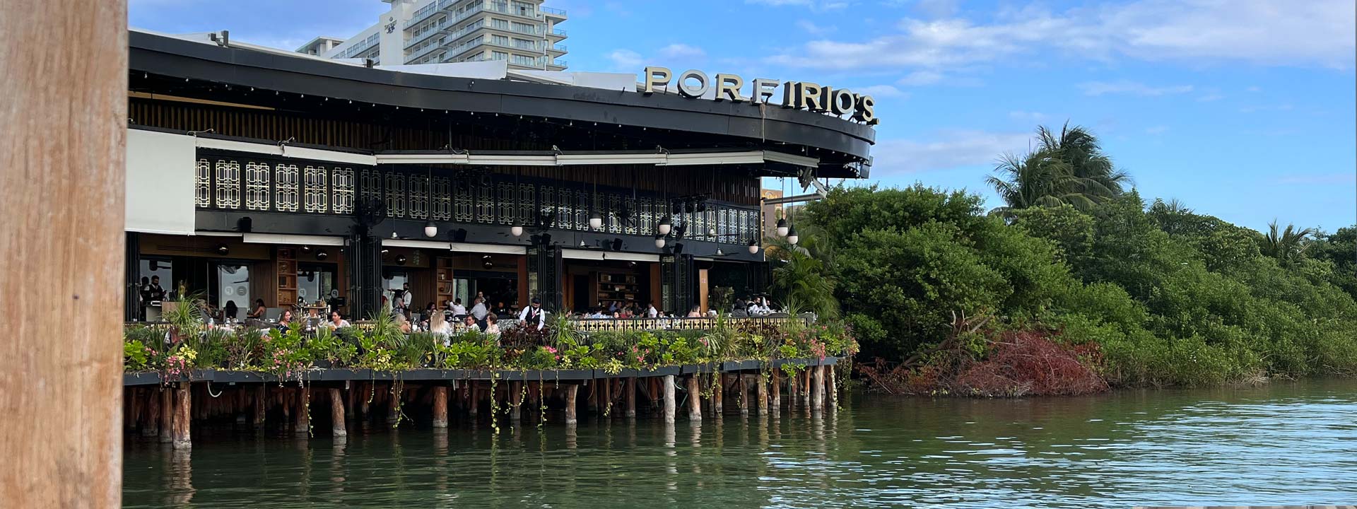 Restaurante Porfirio's en la Laguna de Cancún, ofreciendo una experiencia gastronómica única con vistas espectaculares al atardecer. Llega cómodamente con Flex Eco Taxi.