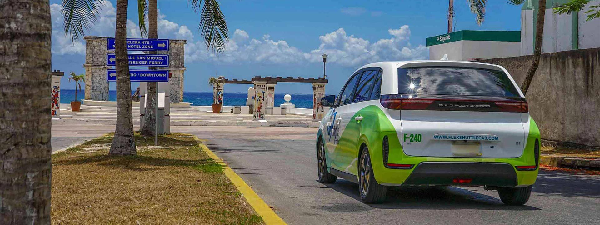 Un taxi Flex Eco Taxi listo para el transporte de aeropuerto a hotel en Cozumel, ofreciendo un viaje conveniente y cómodo para los viajeros.