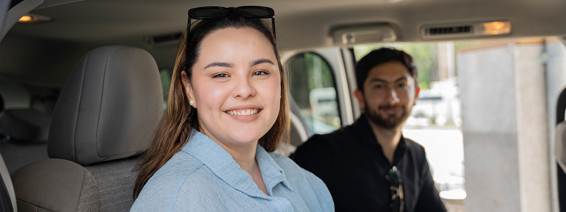 Pasajeros llegando al Aeropuerto de Tulum, cómodamente sentados en una Toyota Sienna, listos para su traslado con Flex Eco Taxi.