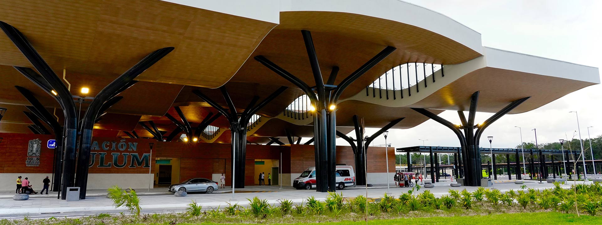 La moderna estación del Tren Maya en Tulum, un punto clave de transporte en la Península de Yucatán.