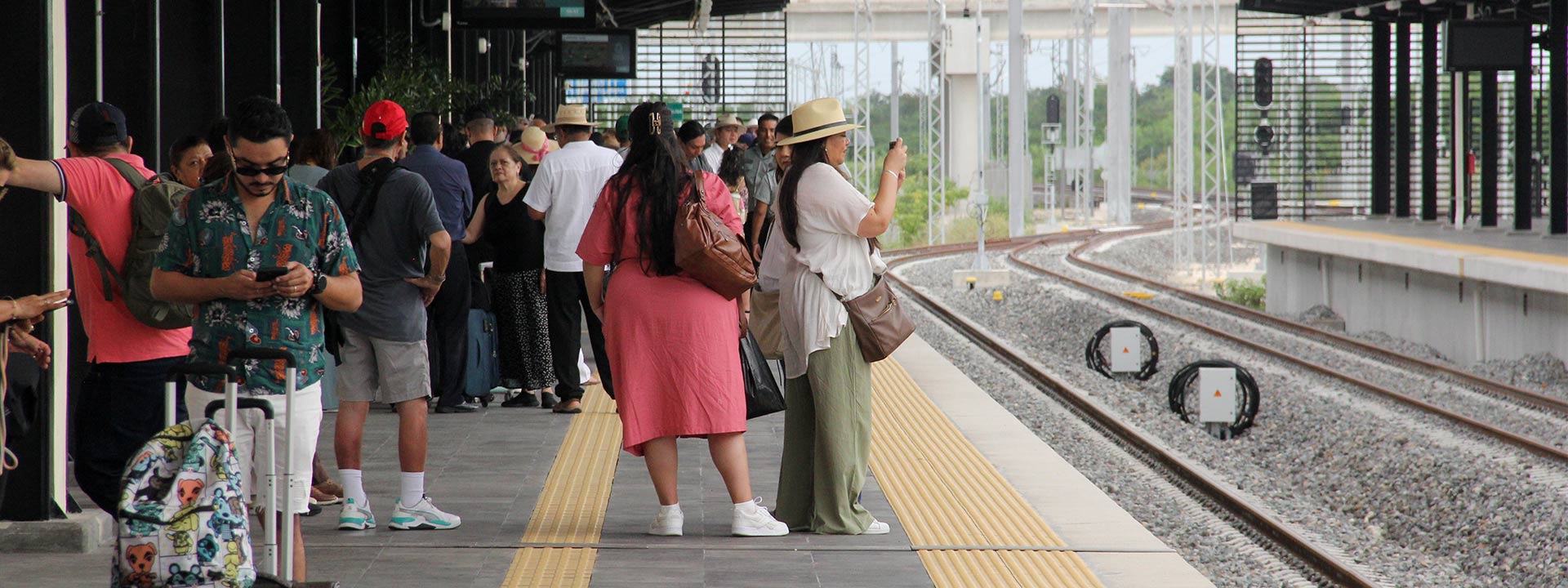 Pasajeros esperando abordar el Tren Maya, listos para explorar los principales destinos de la Península de Yucatán.