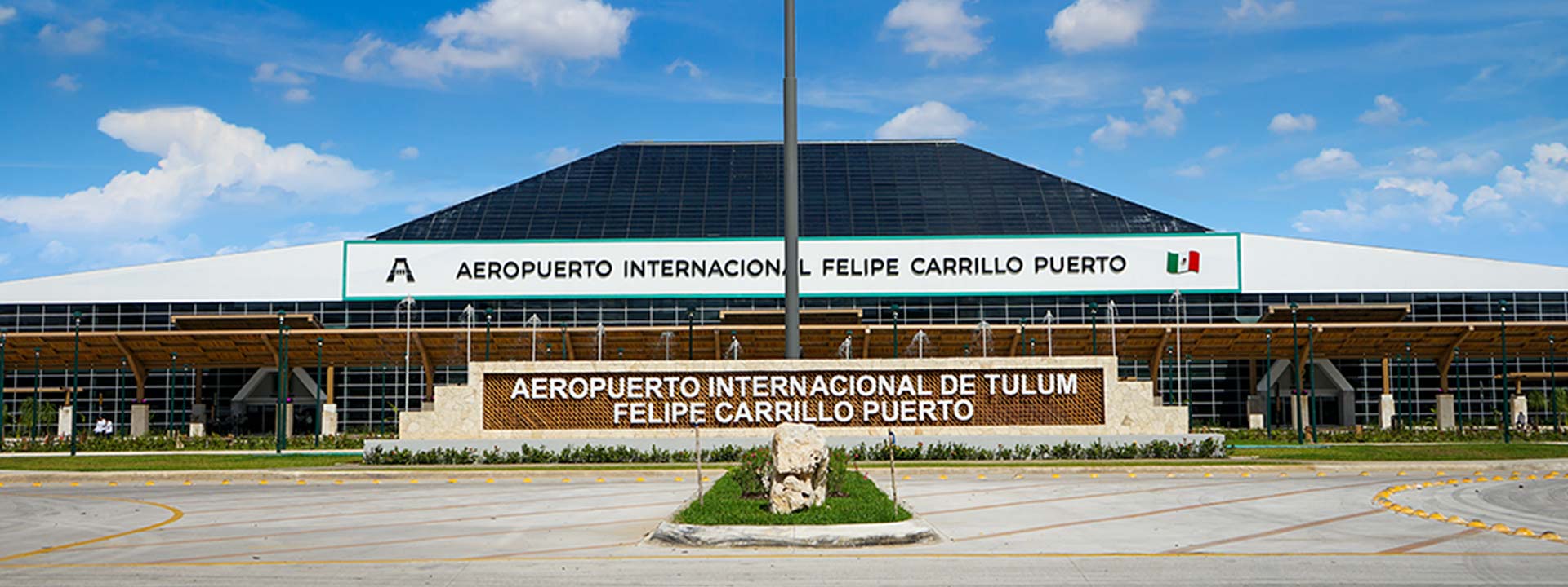 Vista panorámica del Aeropuerto Internacional de Tulum, mostrando su moderna infraestructura y ambiente acogedor para los viajeros.