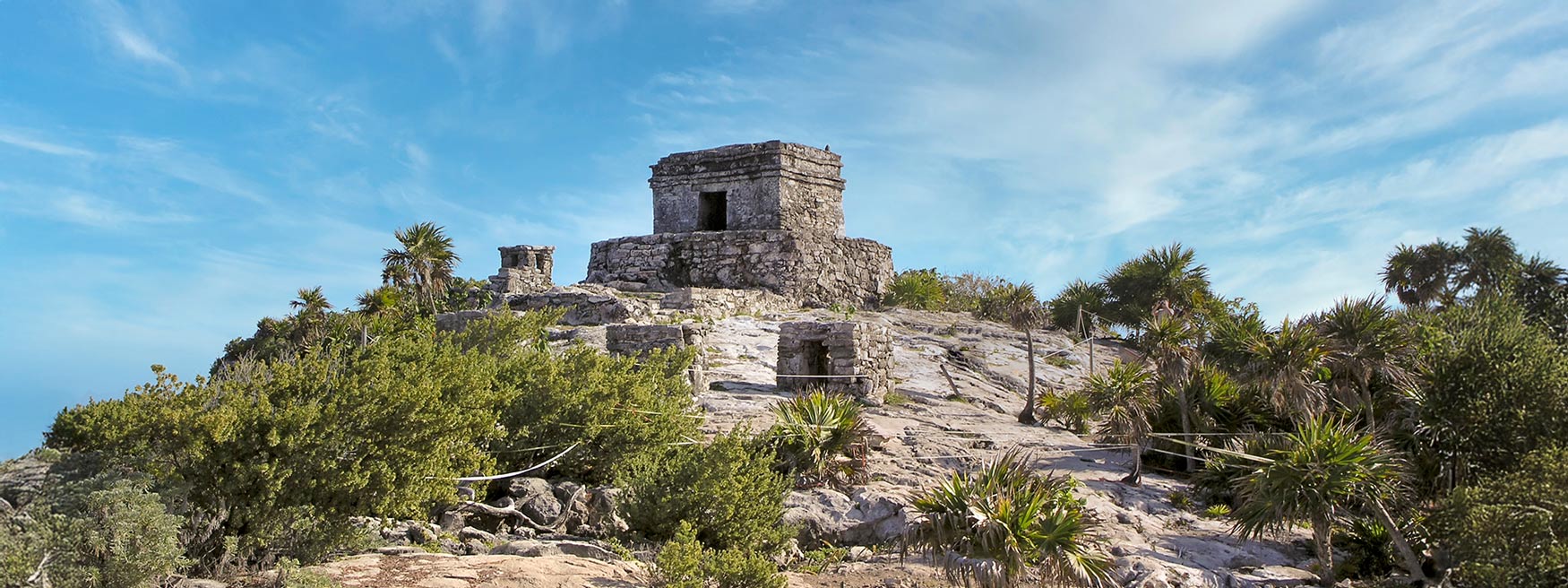 Vista panorámica de las ruinas de Tulum, mostrando la impresionante arquitectura de la antigua civilización maya, con vistas al mar Caribe.