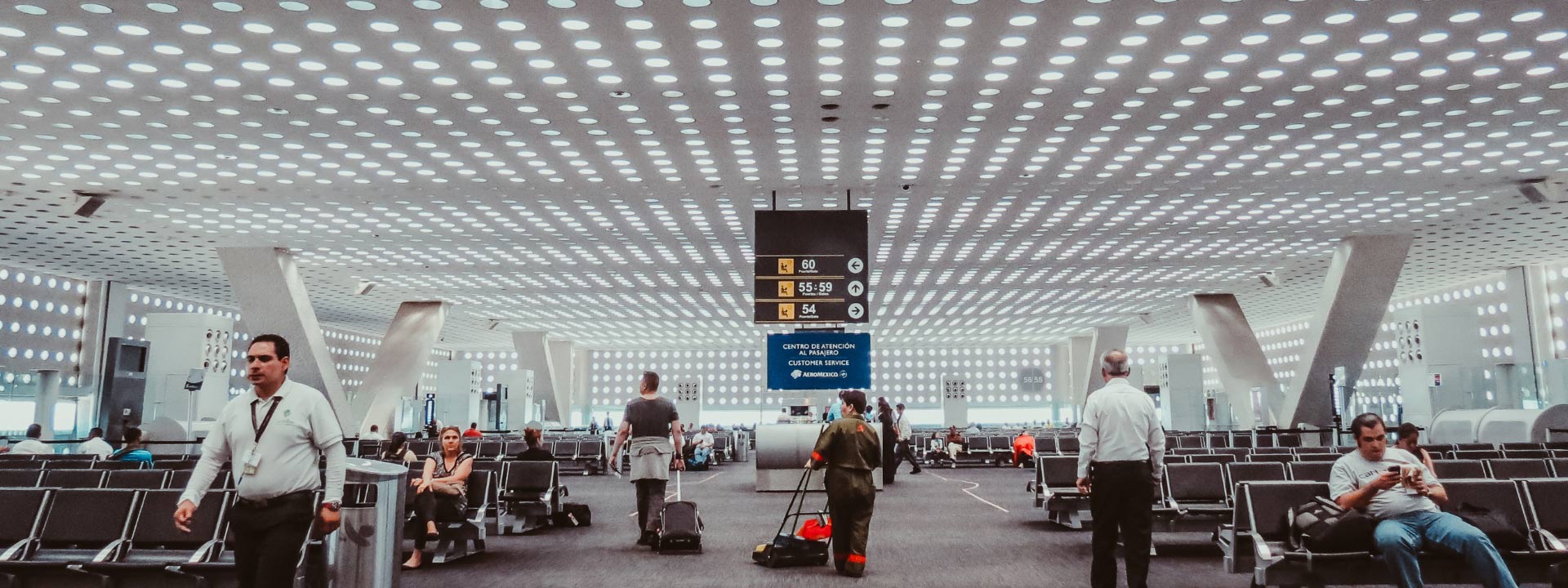 Grupo de viajeros con maletas en el aeropuerto, listos para su viaje.