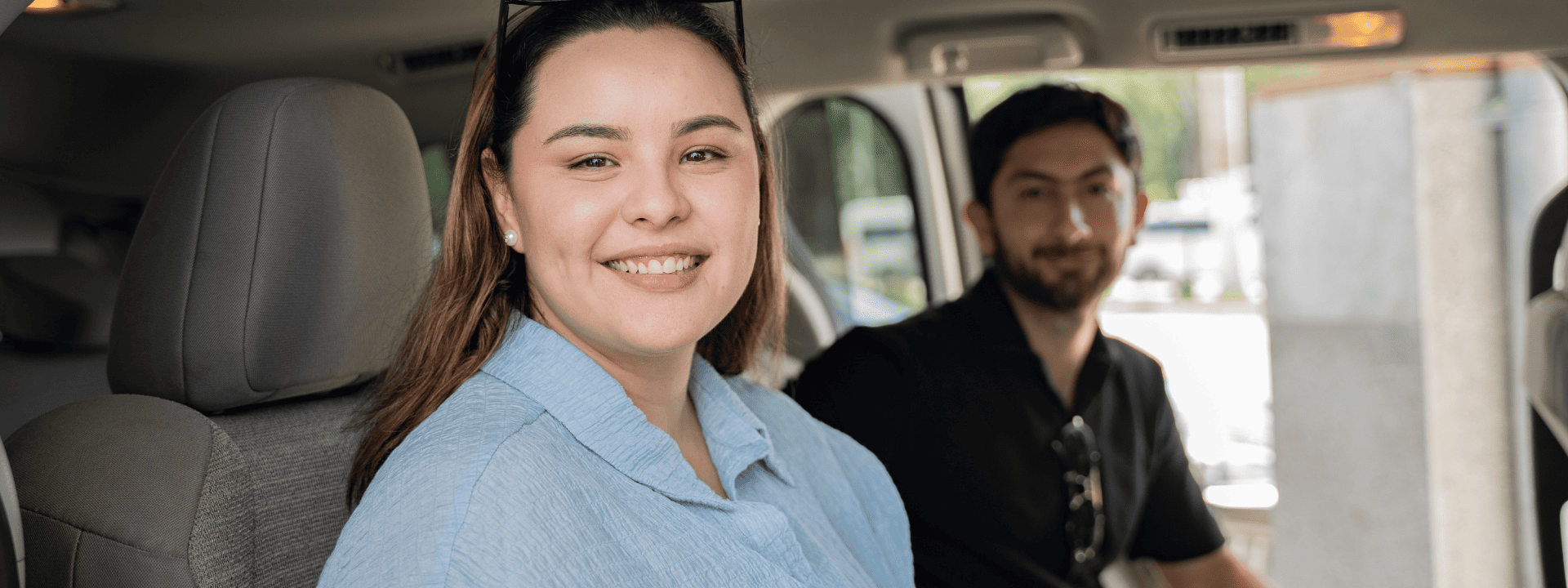Pasajeros llegando al Aeropuerto de Tulum, cómodamente sentados en una Toyota Sienna, listos para su traslado con Flex Eco Taxi.