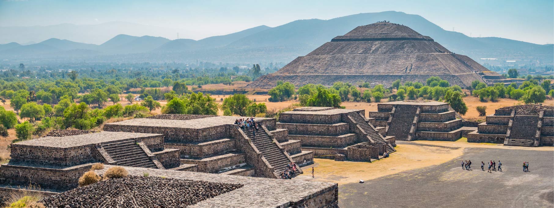 Panoramic view of the Teotihuacán Pyramids, showcasing the Pyramid of the Sun and the Pyramid of the Moon. A must-visit historical site near Mexico City, perfect for a cultural day trip with Flex Eco Taxi.